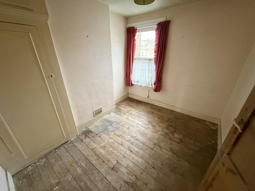 Lot: 125 - MID-TERRACE HOUSE FOR IMPROVEMENT - Bedroom